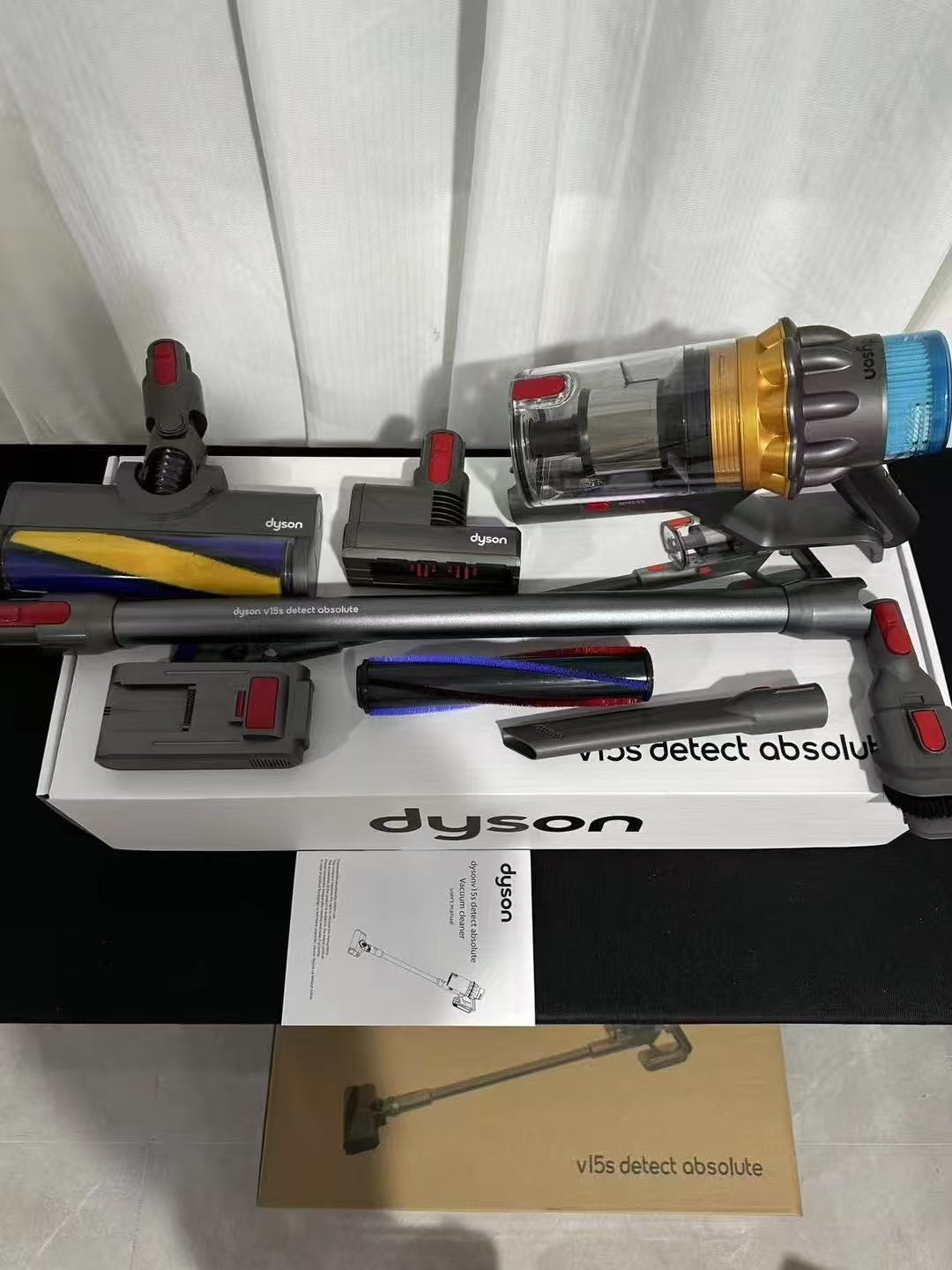 Dyson V15 Detect Absolute – Vacuum Cleaner Refurbished Like New