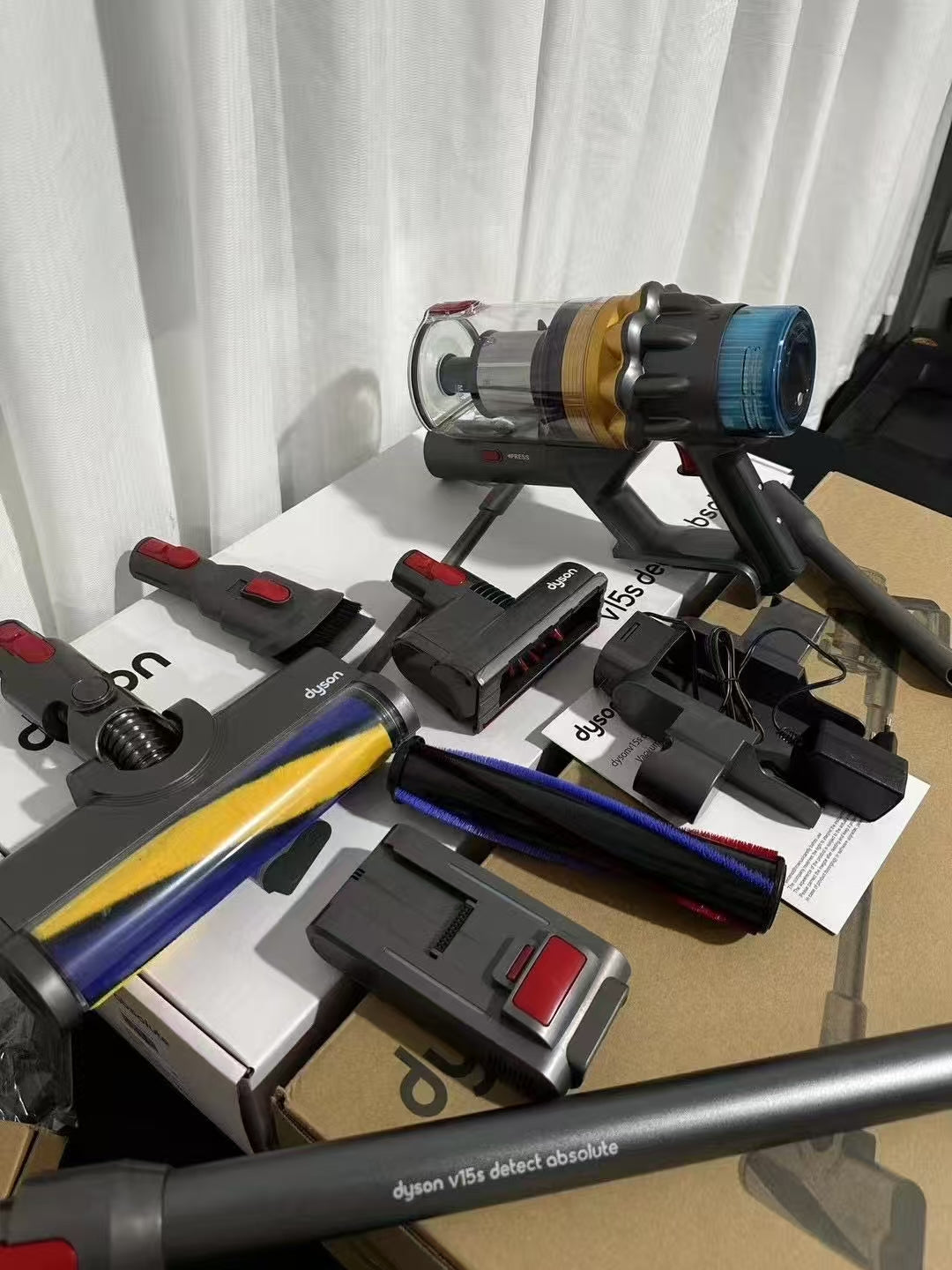 Dyson V15 Detect Absolute – Vacuum Cleaner Refurbished Like New